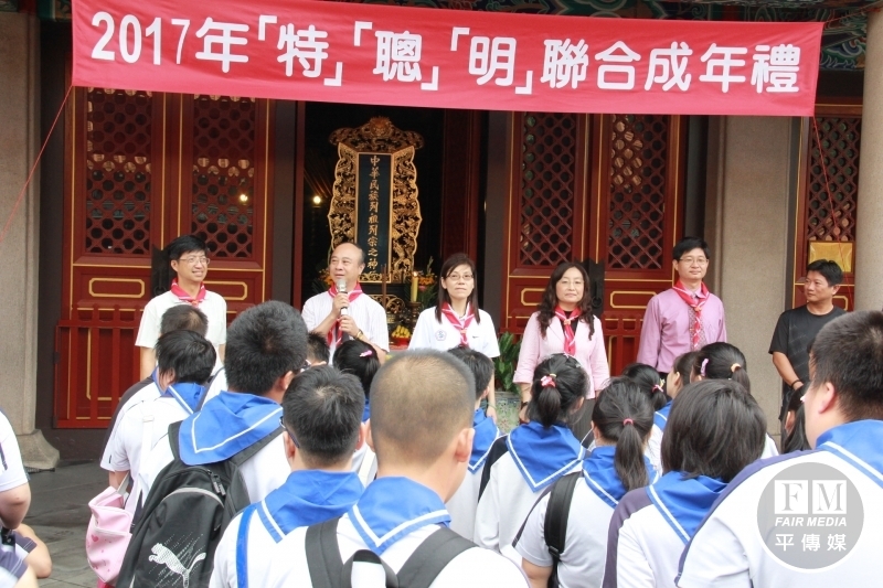 四所學校校長帶領師生家長，完成成年禮。（台中啟聰提供）