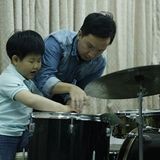 緯緯老師耐心地帶著岳駿學習、摸索。