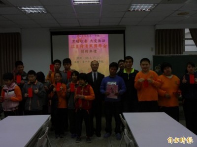 江昱舜頒發獎學金給台中啟明弱勢生。（記者張軒哲攝）