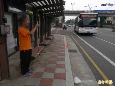 視障生林佩貞利用「台中公車 微光版」及「APP Call SOP」等公車。（記者張軒哲攝）