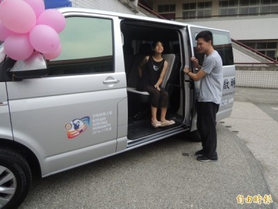 台中啟明學校視障生開心摸新車。（記者張軒哲攝）