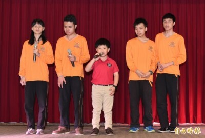 視障小鼓手呂岳駿與啟明學校學長姊演唱，展現好歌喉，他也獨唱無言花，希望與偶像蕭敬騰同台唱歌打鼓。（ 記者蔡淑媛攝）  