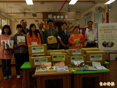慶山建設贈書給台中啟明學校。（記者張軒哲攝）