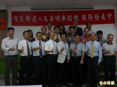 「台中公車 微光版」及「APP Call SOP」於台中啟明學校舉行發表會。（記者張軒哲攝）
