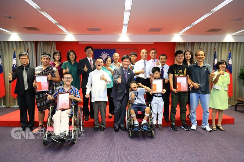 台中市長林佳龍（前中）10日在市政會議中表揚台中市 2017年榮獲總統教育獎的5位得主，他說，在總統蔡英 文支持下，有望2017年成立「總統教育獎基金會」，幫 助解決學業及生活上的困難。 中央社記者郝雪卿攝　106年7月10日