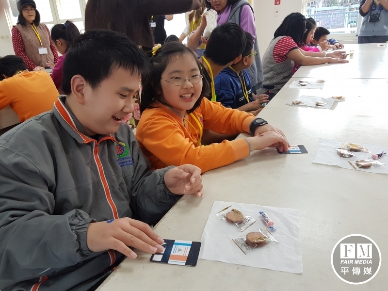 學生首次體驗桌遊,認為很有趣。(台中啟明提供)