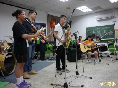 視障生與無限融合樂團一起演奏流行歌曲。（記者張軒哲攝）