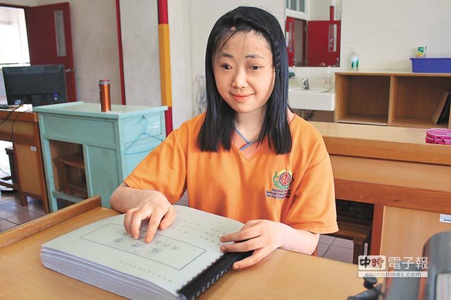 少女樂觀自稱「九把刀」 少女樂觀自稱「九把刀」
