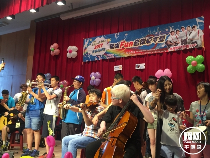 學生展現音樂營學習成果。（陳玉攝）