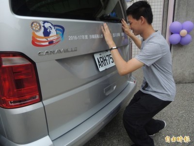 視障生張禮璽開心摸新車。（記者張軒哲攝）