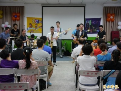 視障生與無限融合樂團一起演奏流行歌曲，吸引民眾聆聽。（記者張軒哲攝）