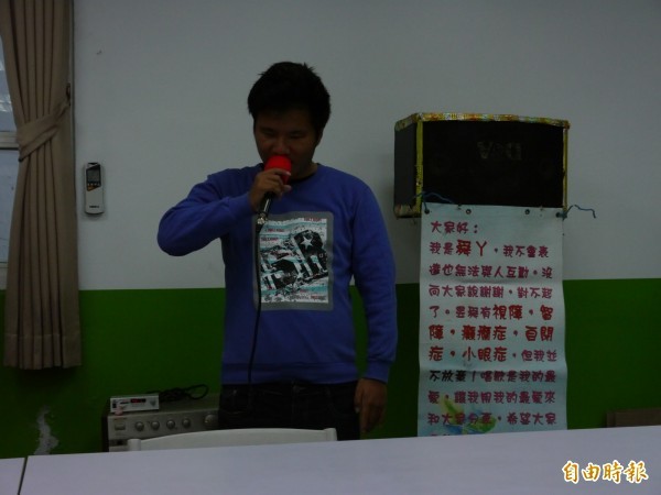 全盲多障街頭藝人江昱舜，能哼唱100多首歌曲。（記者張軒哲攝）