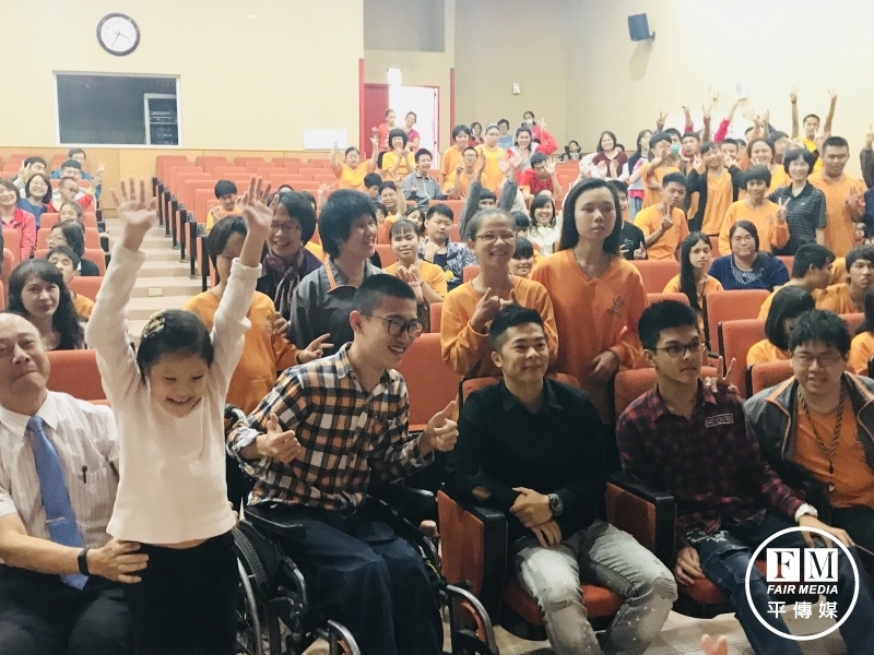 台中啟明師生與林義傑（前右三）開心合影。（陳玉攝）