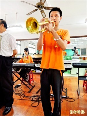 陳威辰盼能有機會演出，籌措學費。（記者張軒哲攝）