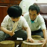 岳駿在家練習打空氣鼓。