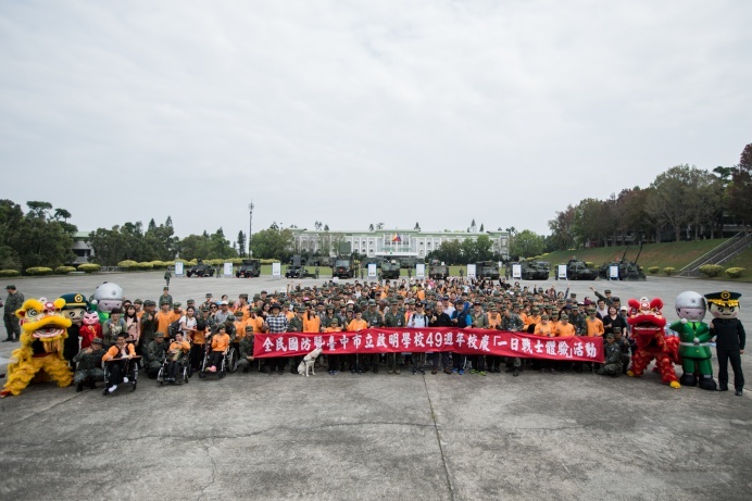 為推廣全民國防理念以及投入社會公益，陸軍10軍團裝甲第586旅辦理「一日戰士體驗」活動。