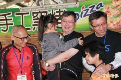 台灣腸癌病友協會與醫護人員關懷視障生。（記者張軒哲攝）