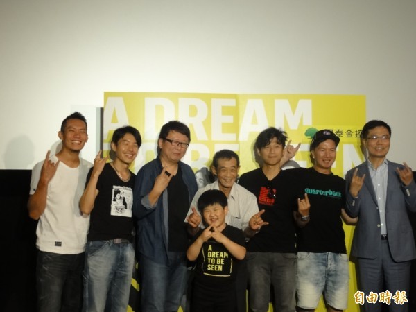 國泰金今天舉辦《小小鼓手紀實短片》首映，主角呂岳駿跟阿公（左四）、四分衛、導演楊力州（左三）均出席。（記者廖千瑩攝）
