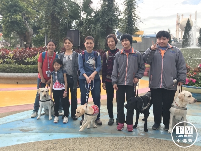 台中啟明盲生、台灣導盲犬協會到麗寶樂園進行課程驗收。（陳玉攝）