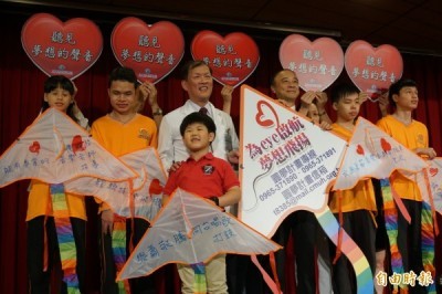 視障小鼓手呂岳駿與啟明同學拿風箏寫上願望，希望透過中國附醫與學校的圓夢計劃實現夢想。（ 記者蔡淑媛攝）                                   