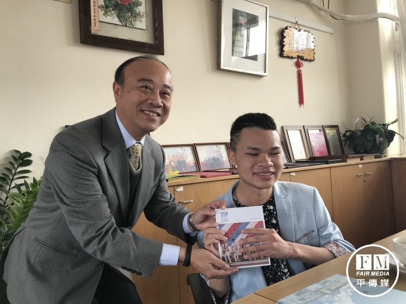 台中啟明學校校長羅瑞宏（左）贈送校友陳祈信禮物。（陳玉攝）