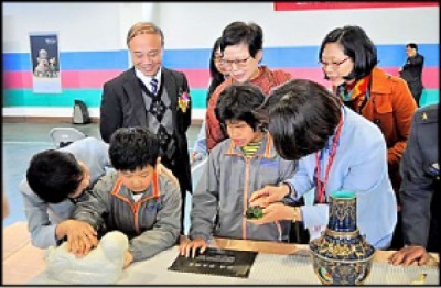 台中啟明學校視障生觸摸故宮文物。（記者張軒哲翻攝）