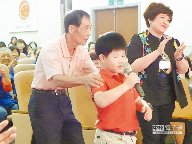 9歲視障小鼓手 織夢與老蕭合唱
